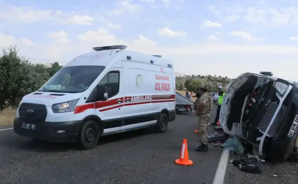 Minibüs devrildi: 3 ölü, 11 yaralı