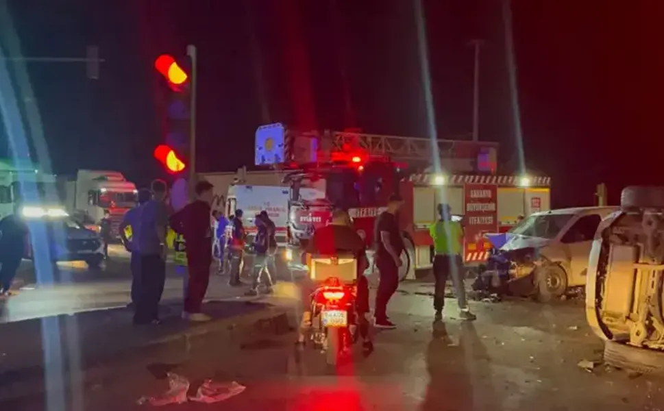 Hafif ticari araç ile otomobil çarpıştı: 7 yaralı