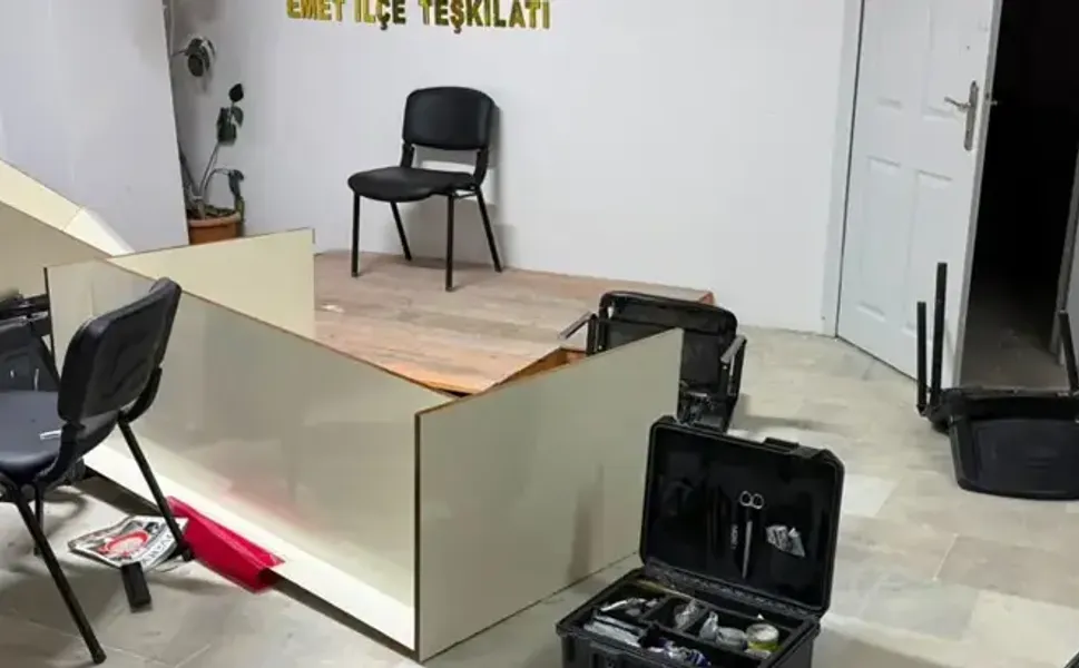 AK Parti İlçe Başkanlığı binasına saldırı