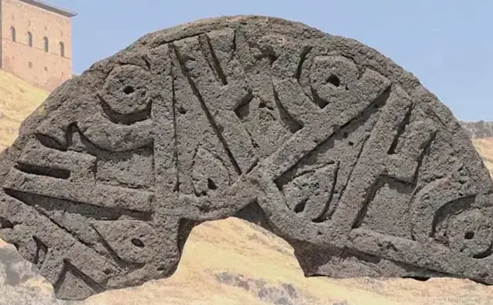 Selçuklu Mezarlığı'nda 'Hz. Muhammed'in ismi yer alan bezemeli taş bulundu