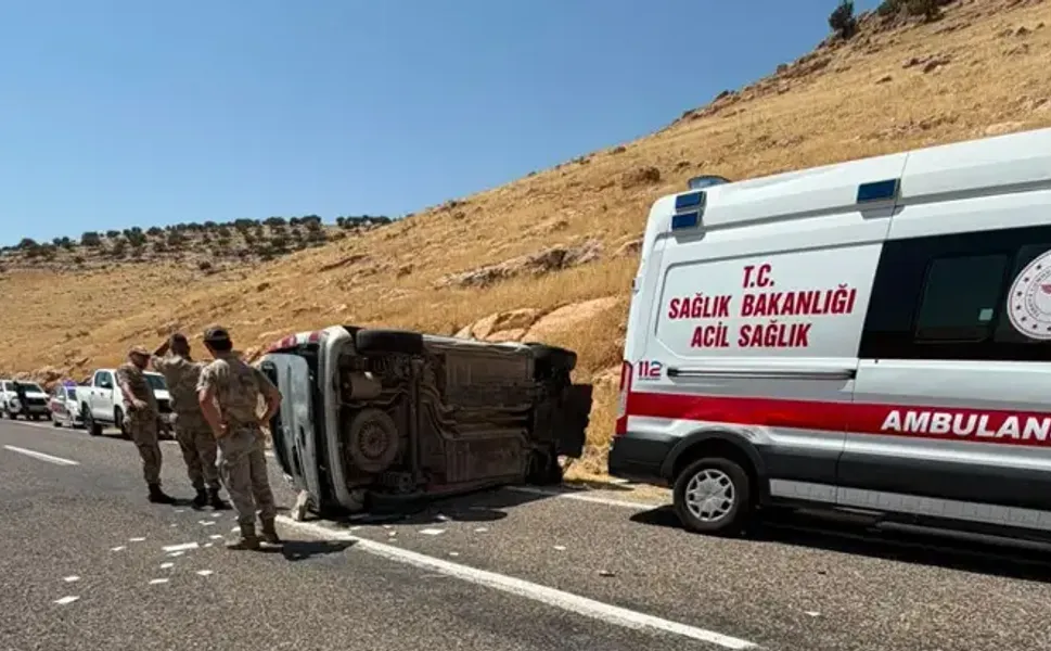 Hafif ticari araç takla attı; 2 çocuktan biri öldü diğeri yaralandı
