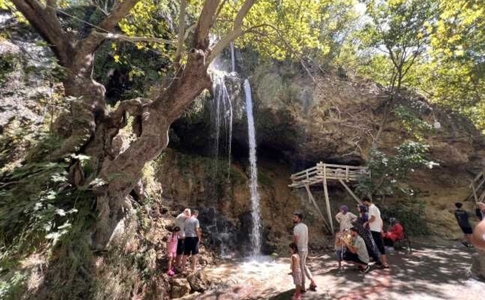 Yaz sıcağından kaçanların adresi Savruk Şelalesi oldu