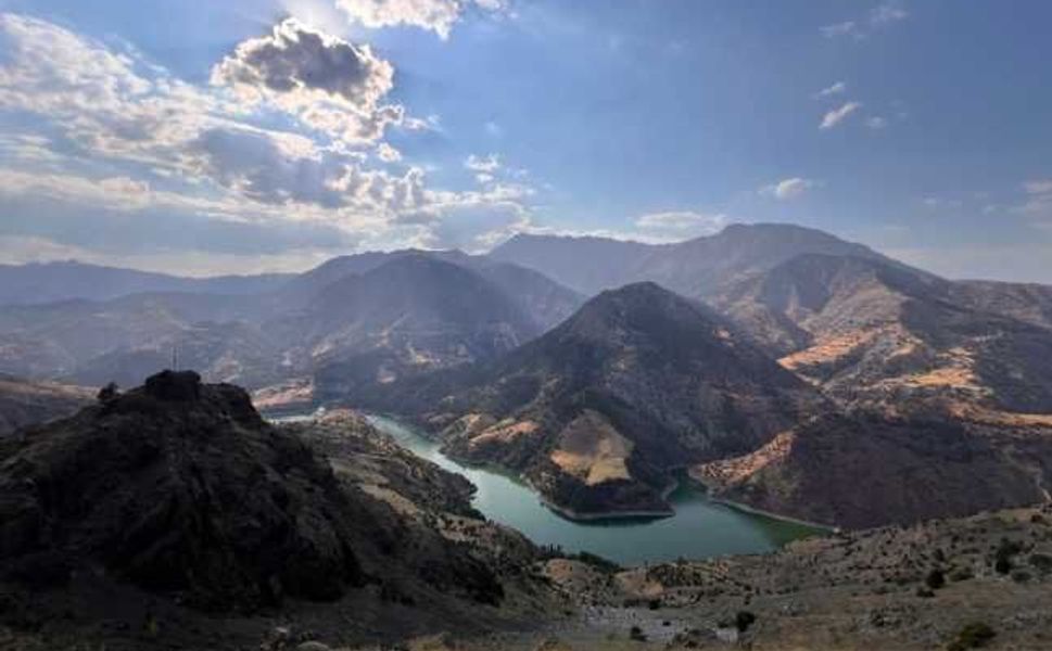 Sarıgüzel Barajı ve çevresindeki dağlar manzarasıyla hayran bırakıyor
