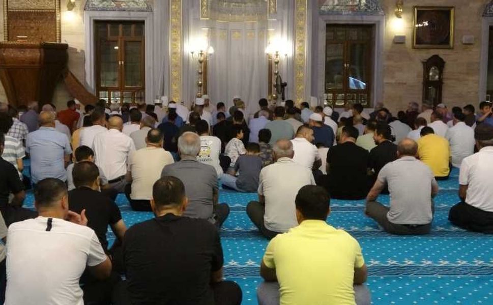 Mevlid Kandili'nde Abdülhamid Han Camii doldu taştı