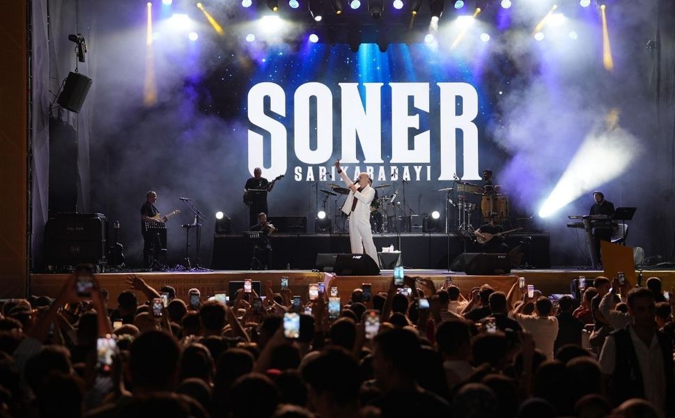 Zafer Bayramı Coşkusu Soner Sarıkabadayı Konseriyle Taçlandı