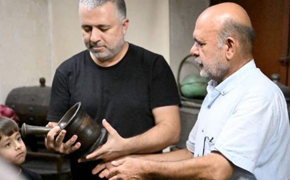 Kahramanmaraşlı bakırcı, yüzlerce yıllık bakır eşyaları işletmesinde sergiliyor