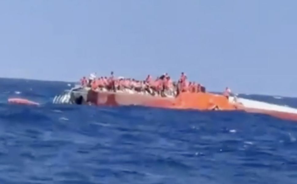 Girne'de batan gemiye havadan ve denizden müdahale sürüyor