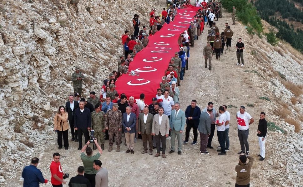 Dünyanın en büyük Türk bayrağında anlamlı 30 Ağustos Bayrağa Saygı Yürüyüşü
