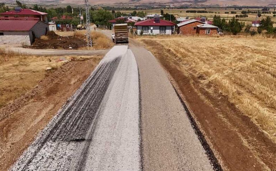Büyükşehir’den Afşin Kırsalında Ulaşımı İyileştiren Yol Çalışması