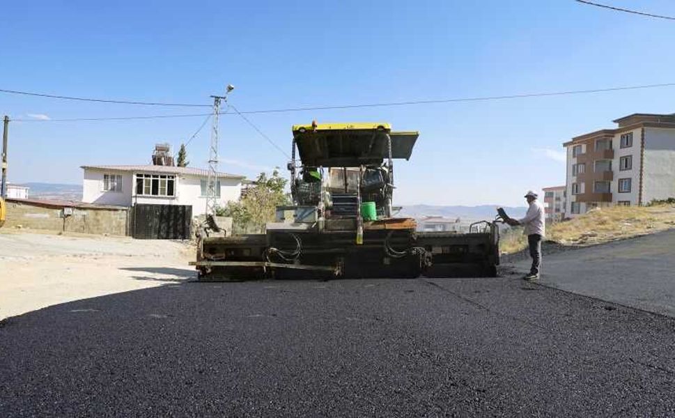 Büyükşehir, Dulkadiroğlu Ballıca Mahallesi’nde Asfalt Mesaisini Sürdürüyor