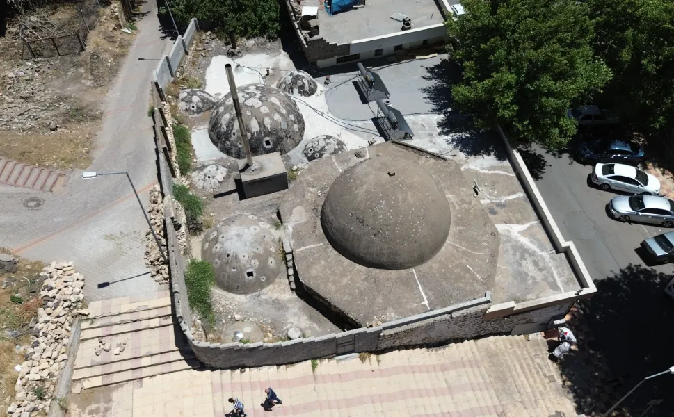 Tarihi Mimarisiyle Dikkat Çeken Acar Hamamı Zamana Direniyor