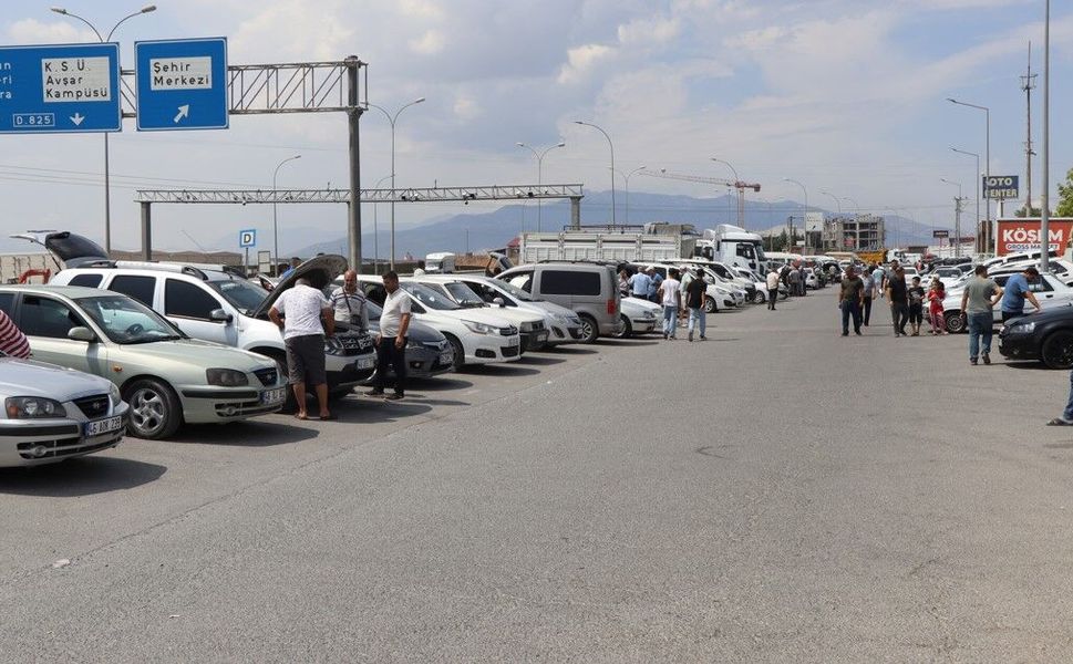 Kahramanmaraş'ta ikinci el oto pazarı sinek avlıyor
