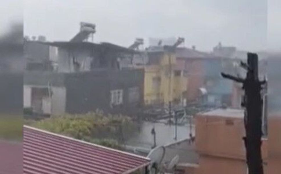 Adana'yı sağanak vurdu, çatılar uçtu