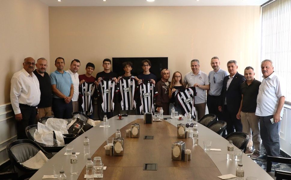 Kahramanmaraş’ta LGS Birincilerine Beşiktaşlılar Derneği’nden Anlamlı Hediye