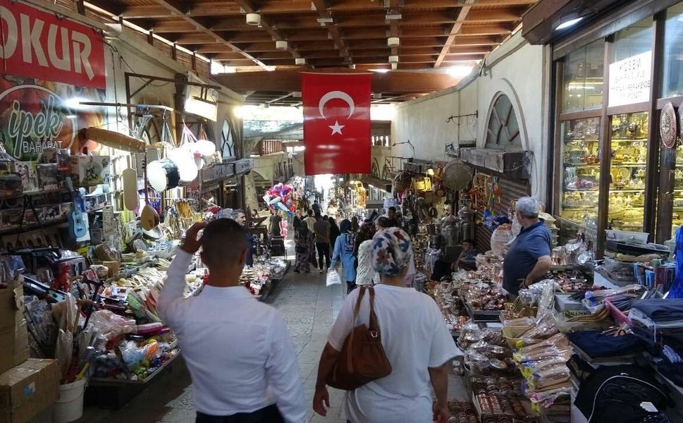 40 dereceyi aşan sıcaklarda vatandaşlar serinlemek için tarihi çarşı ve camilere sığınıyor