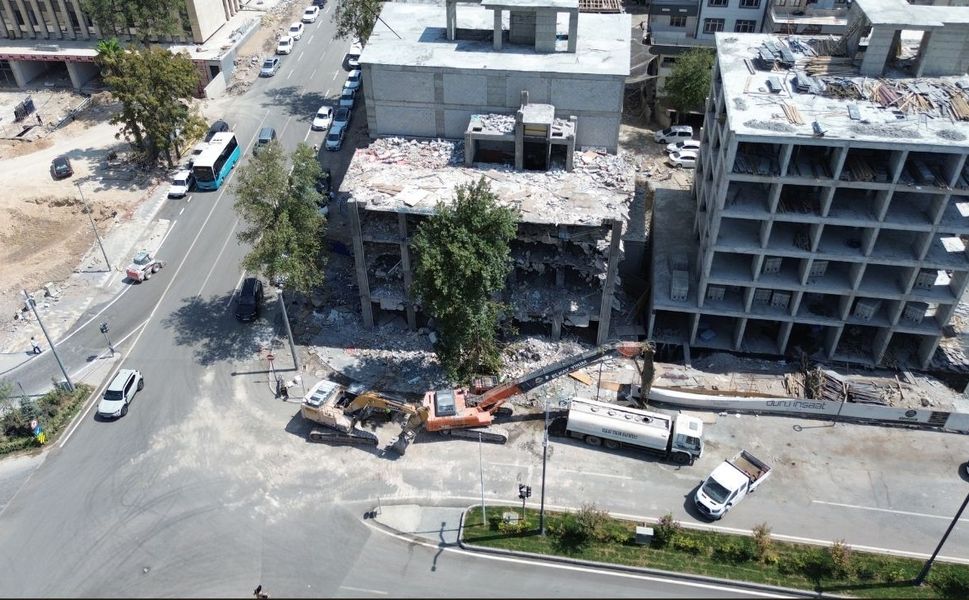 Kahramanmaraş’ta Akıbeti Merak Edilen Binanın Yıkımına Başlandı