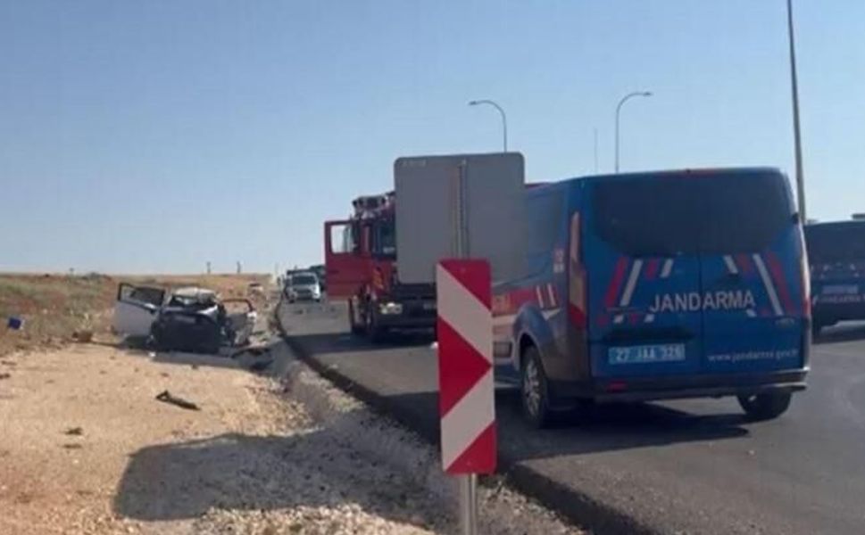 Hafif ticari araç ile otomobil, kafa kafaya çarpıştı; 2 ölü, 4 yaralı