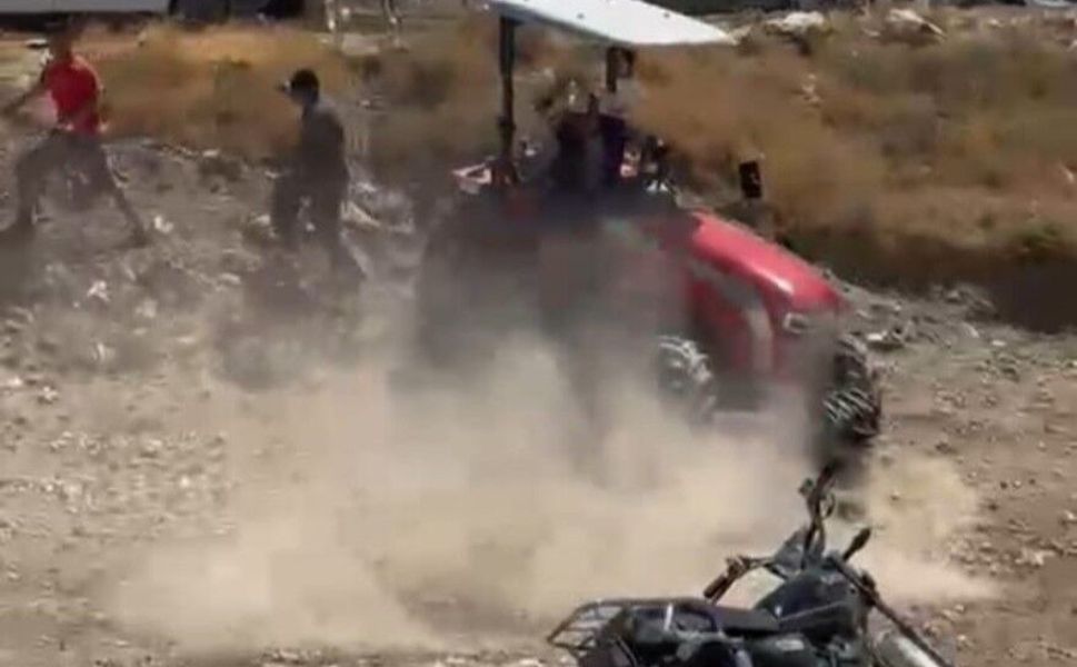 Tartıştığı kişilerin üzerine traktör sürdü