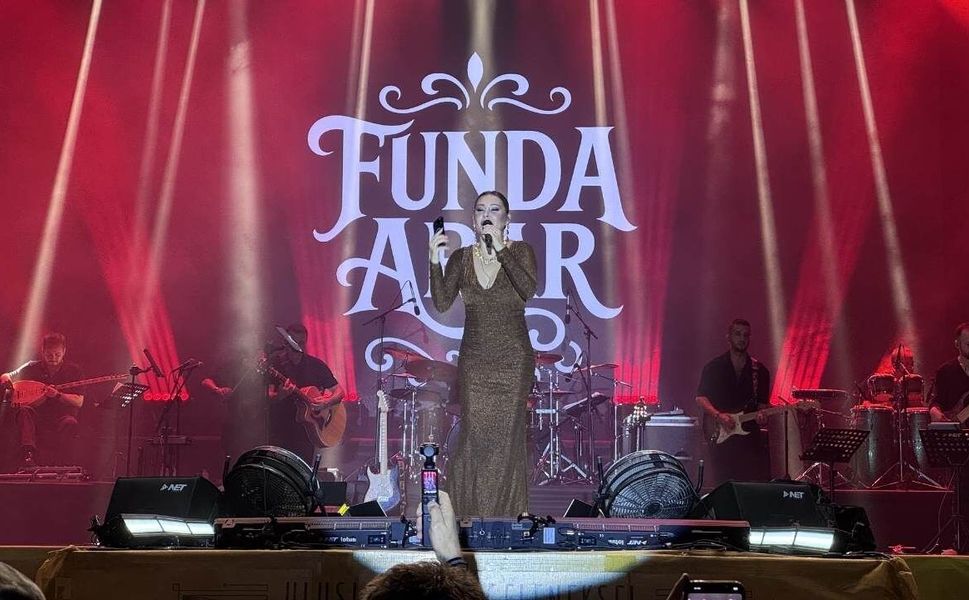 Şarkıcı Funda Arar Kahramanmaraş'ta sahne aldı