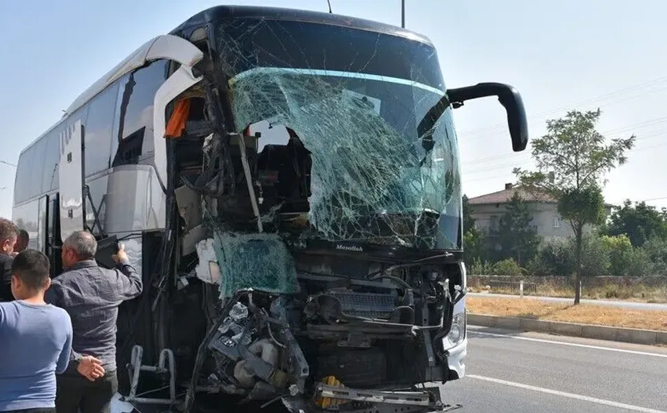Yolcu otobüsü kamyonete çarptı, 1 kişi öldü, 15 kişi yaralandı