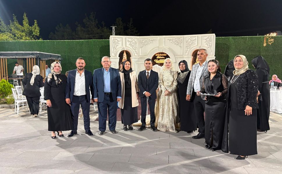 Atlı-Hasırcı Çiftinin Mutluluklarına Hanefi Mahçiçek Ortak Oldu