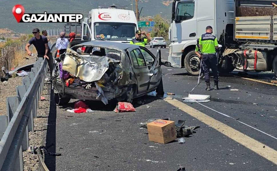 2 otomobil ve 2 tırın karıştığı kazada 3 yaşındaki çocuk ve annesi yaşamını yitirdi