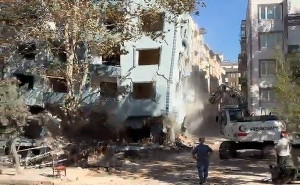 Altı katlı apartman yıkım sırasında çöktü