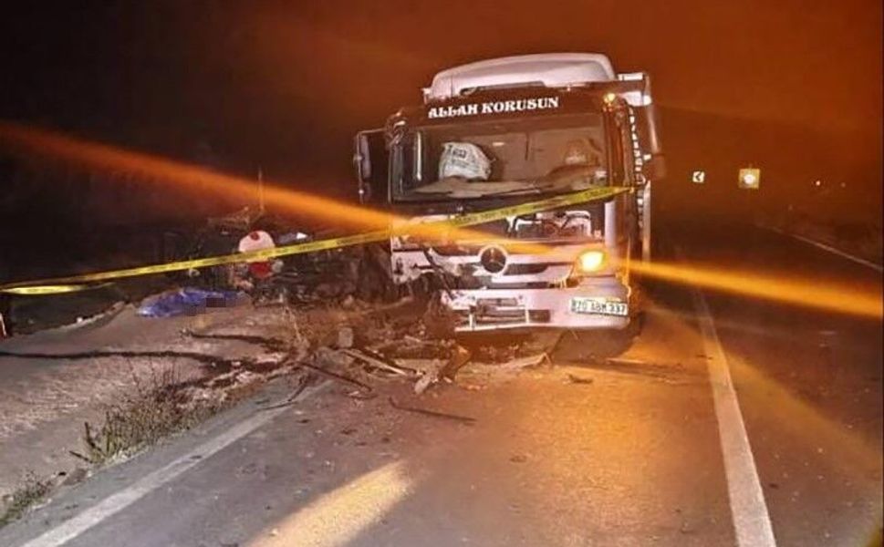 Kamyon ile otomobil kafa kafaya çarpıştı: 1 ölü, 1 yaralı
