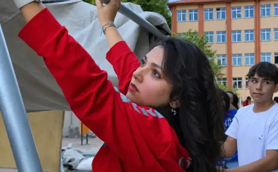Depremde 2 arkadaşını kaybeden Zeynep, gönüllü arama kurtarma personeli oldu
