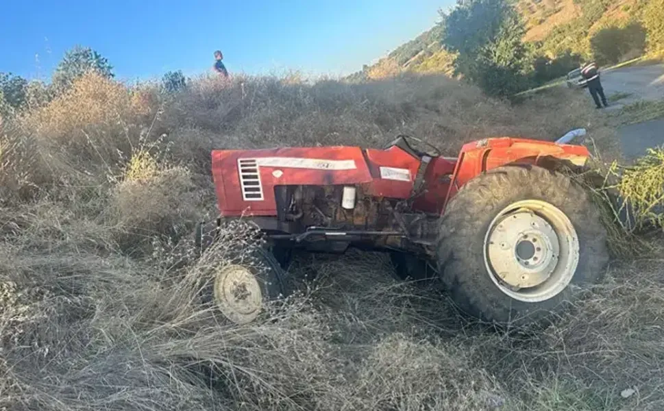 Devrilen traktörün altında kalarak hayatını kaybetti