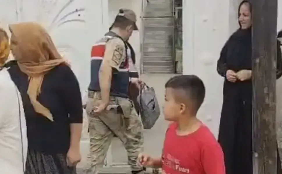 Ev sahibini bıçaklayıp sandalyeye bağladılar, gasbettikleri altınlarla kaçtılar