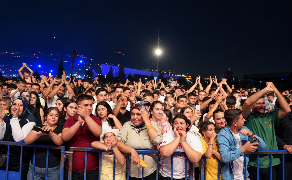 On Binlerce Kişinin Katıldığı Blueland Gençlik Festivali Sona Erdi