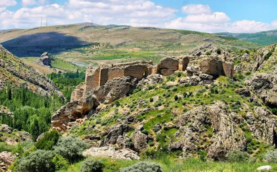Hurman Kalesi 14 Burçlu Mimarisiyle Dikkat Çekiyor