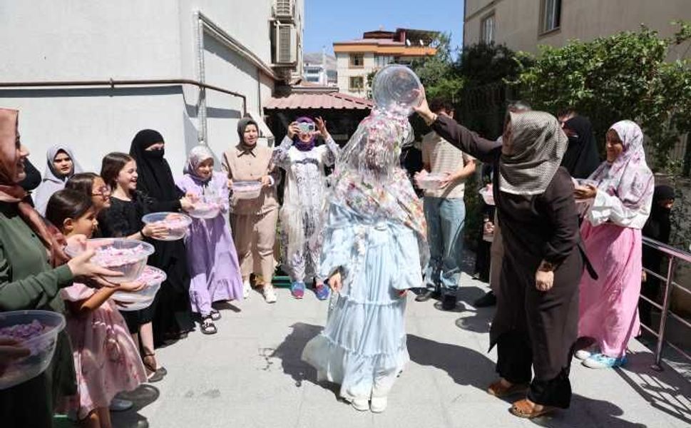 Kahramanmaraş'ta hafızlığını tamamlayan Fatma Zehra'dan doktor babaya duygulandıran sürpriz