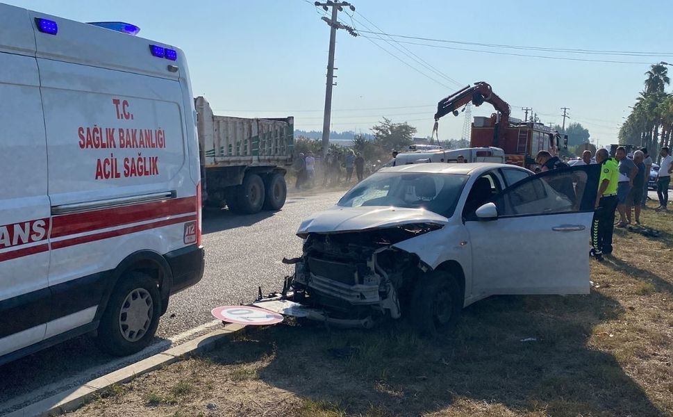 Yolcu minibüsü ile otomobil çarpıştı: 1 ölü, 3 yaralı