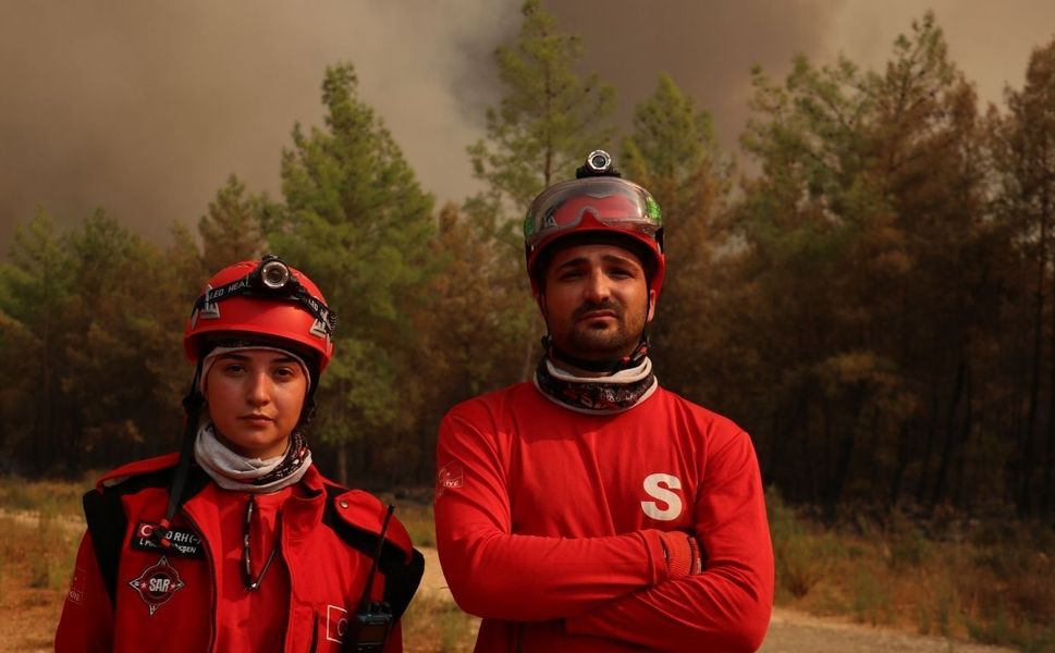 Deprem sonrası gönüllü oldular, bu kez orman yangınında omuz omuza mücadele ediyorlar