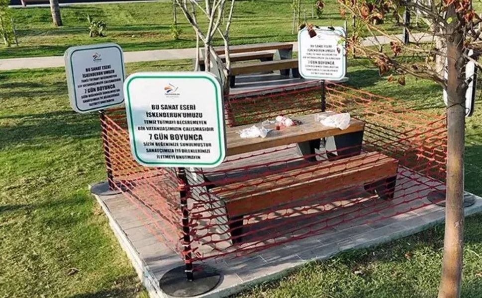 Kirli bırakılan ahşap oturma grubu sergileniyor