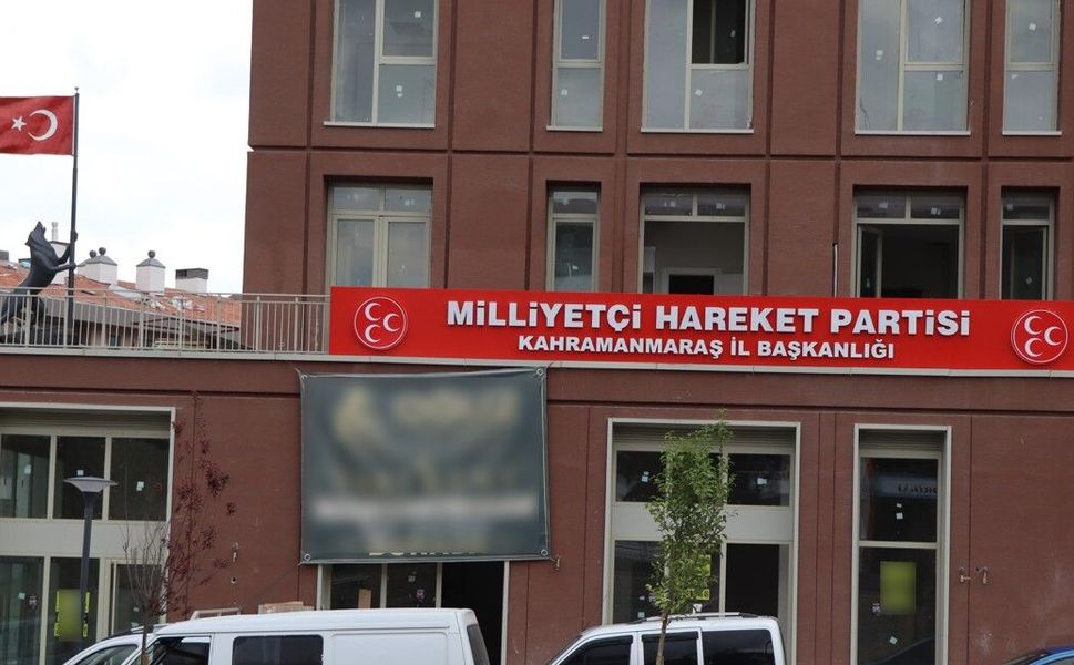 MHP Kahramanmaraş İl Başkanlığı binasının tabelası asıldı