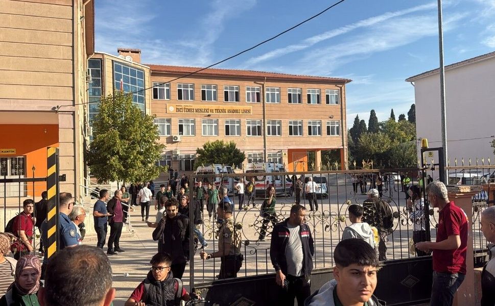 Turgutlu’da okul önünde silahlı saldırı: 10 öğrenci yaralandı