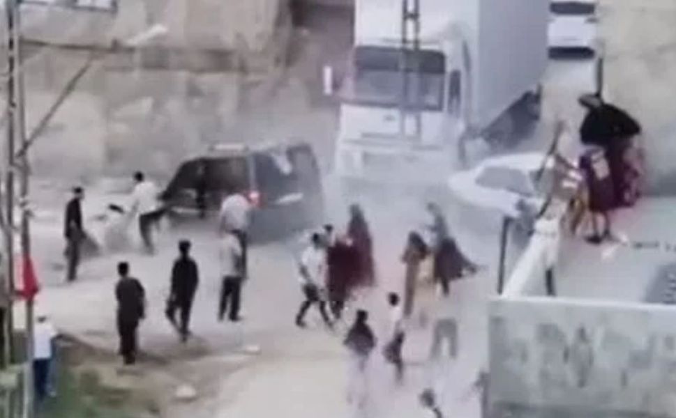 Kavganın Ortasına Aracıyla Daldı 7 Kişi Yaralandı