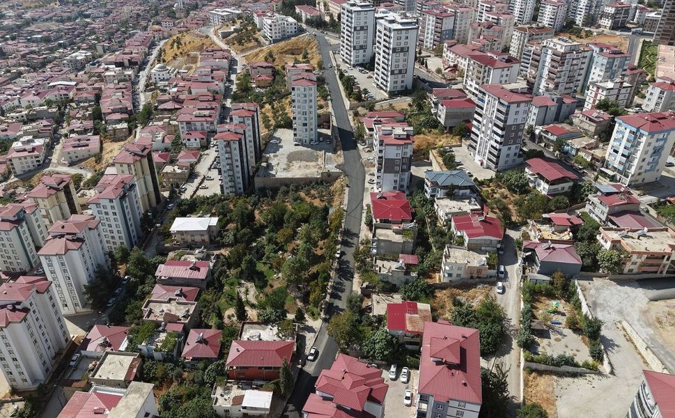 Kahramanmaraş’ta Bozulan Yol Sıcak Asfaltla Yenileniyor