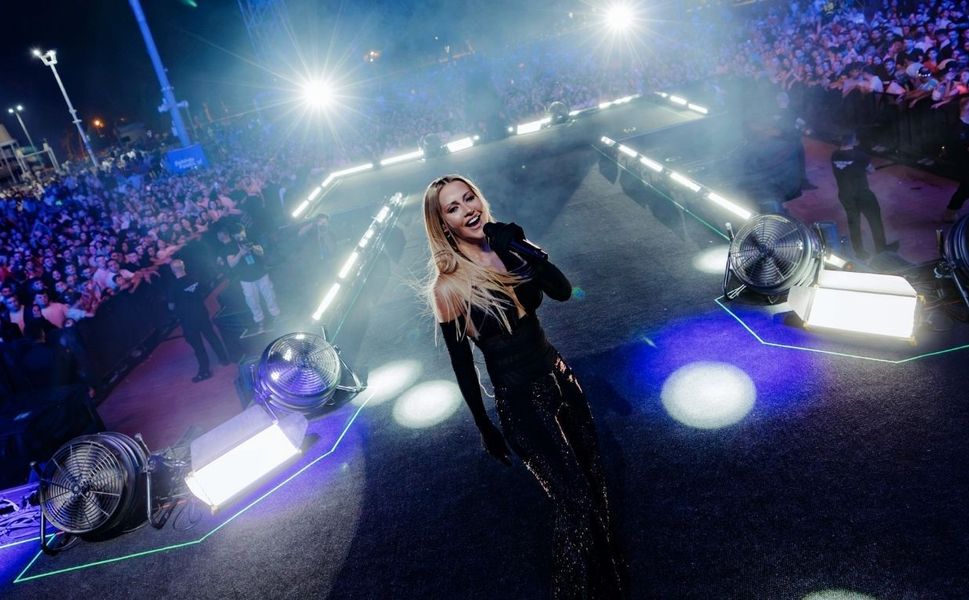 Derya Uluğ, Kahramanmaraş'ta Hayranlarına Unutulmaz Bir Konser Akşamı Yaşattı