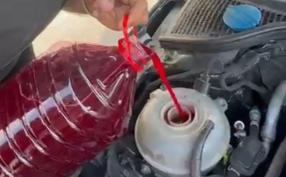 Otobanda çaresiz kalınca şalgam suyunu motor suyu olarak kullandı