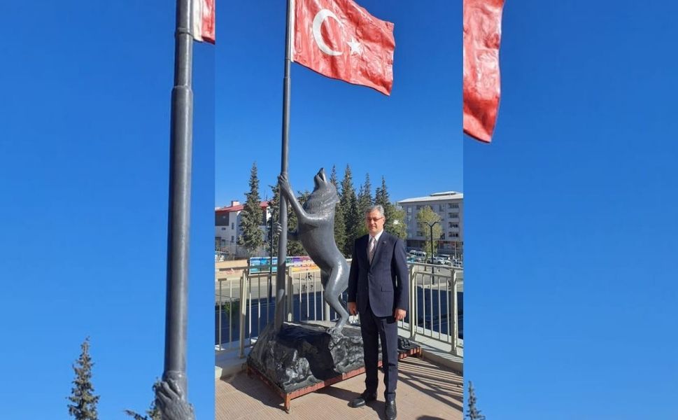 MHP’nin yeni il binasında bayrak tutan Bozkurt heykeli yer aldı