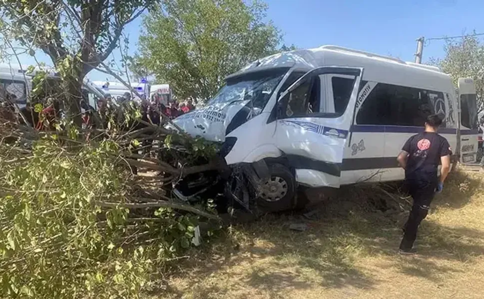 Tarım işçilerini taşıyan minibüs, ağaca çarptı: 14 yaralı