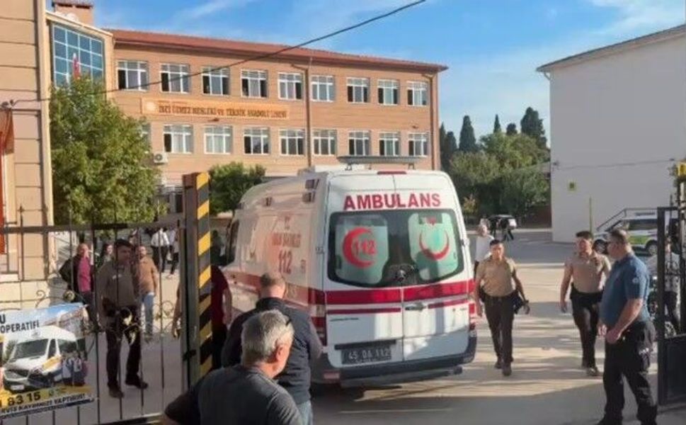 Manisa’da okul önünde silahlı saldırı: Yaralı öğrenciler var
