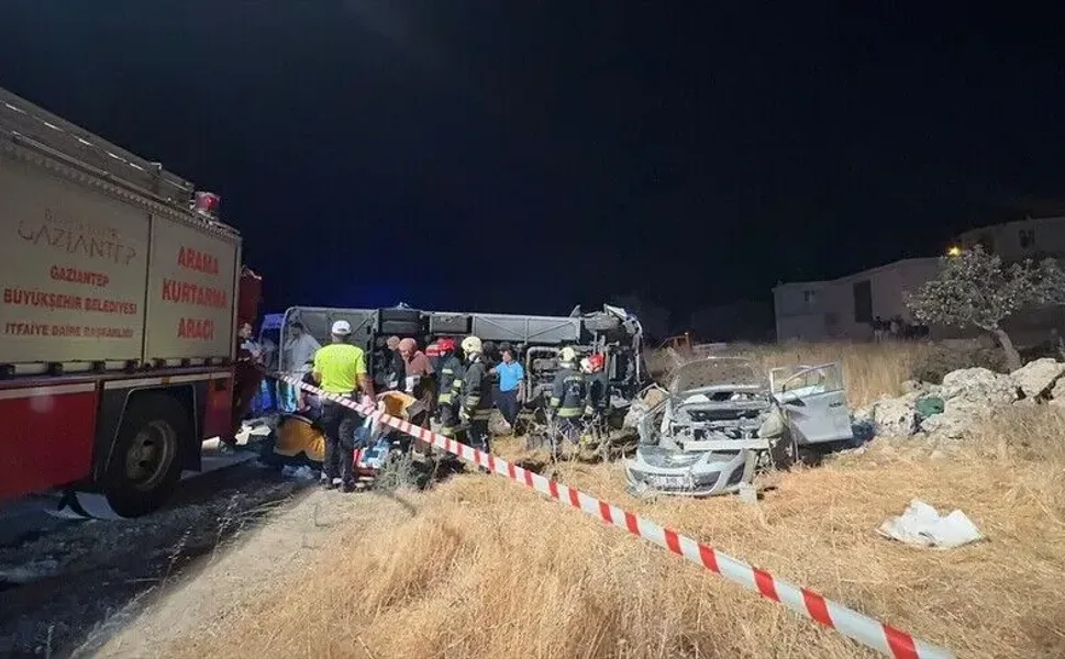 Gaziantep'te midibüs ve otomobil çarpıştı: 7 ölü, 13 yaralı