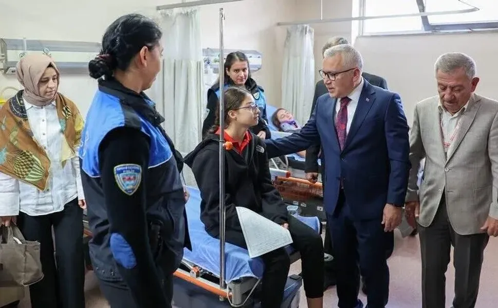 Öğrenci servisi ile polis aracı çarpıştı, 13 öğrenci ve 3 polis yaralandı
