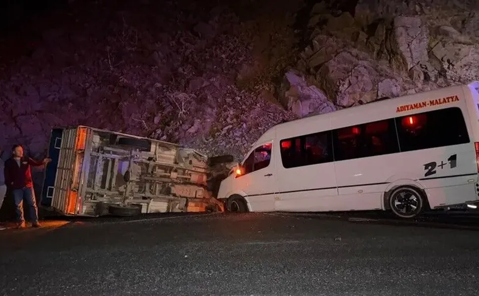 Minibüs ile kamyonetin çarpıştığı kazada 23 kişi yaralandı