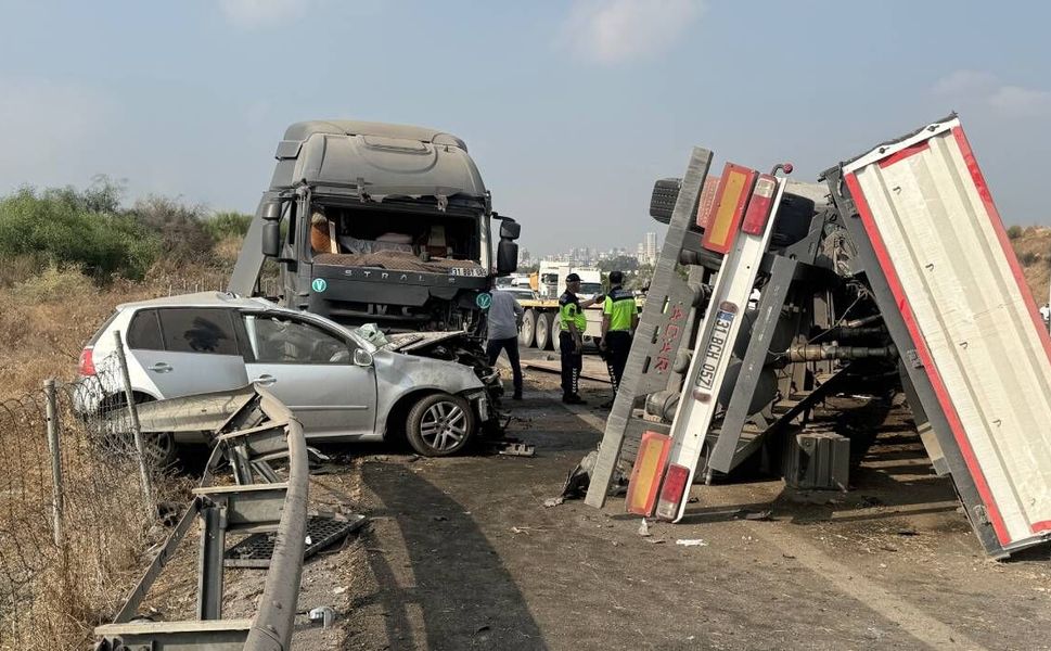 Otoyolda tır karşı şeride geçti, ortalık savaş alanına döndü:1 ölü, 2 yaralı
